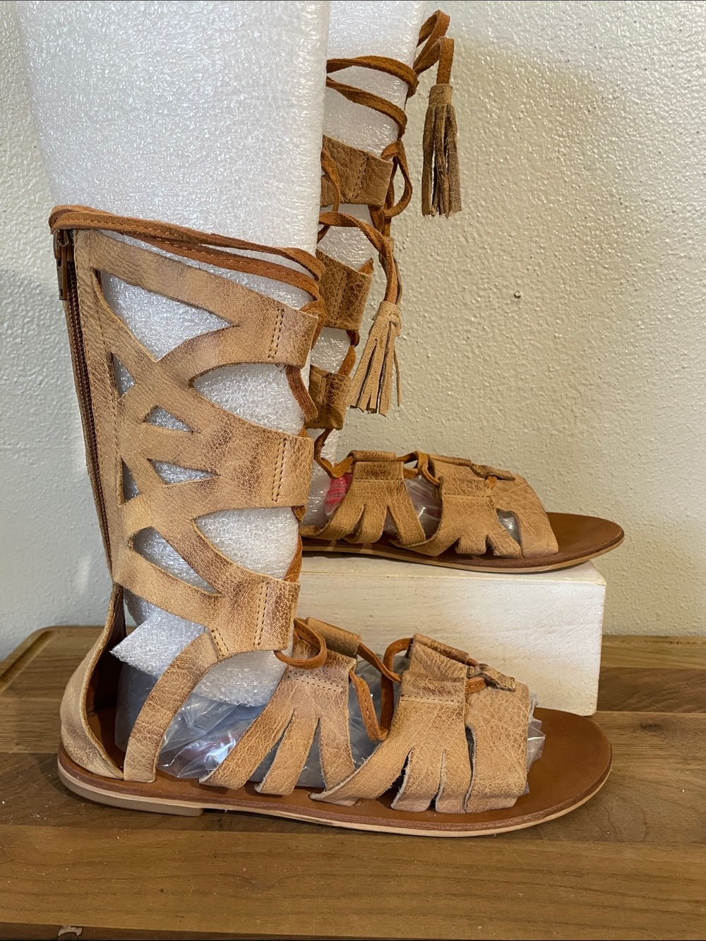 Free People Folk Gladiator Boho Festival Tan Suede Fringe Lace Up Sandals US 10